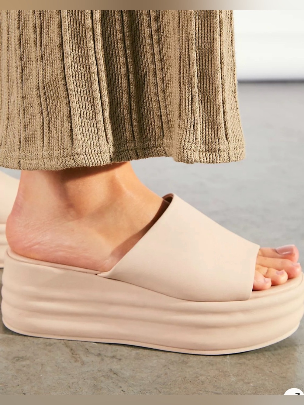 FREE PEOPLE: Harbor Platform Sandal in Cloud Pink. Size 6